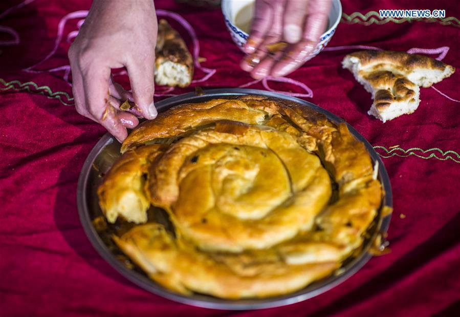A local resident makes crisp fried cake, a kind of snack of Kirgiz ethnic group in northwest China\'s Xinjiang Uygur Autonomous Region, May 5, 2017. (Xinhua/Jiang Wenyao)