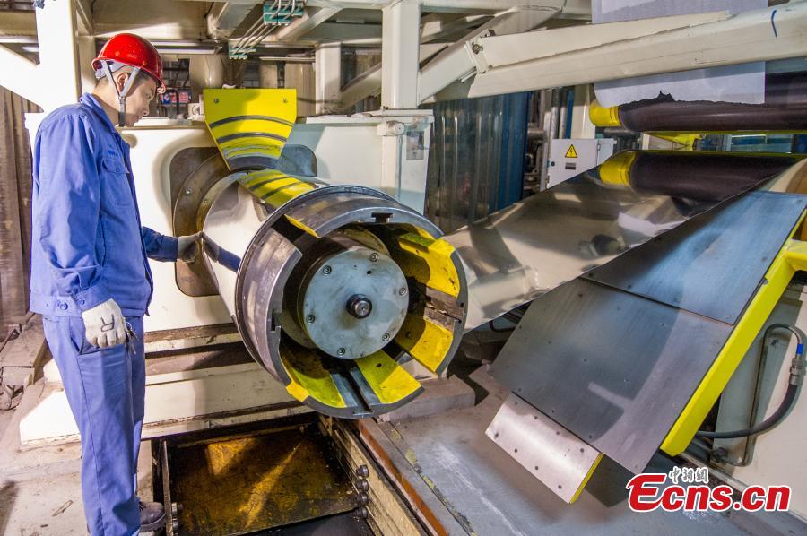 The production line of 0.022-millimeter-thick stainless steel at in a company in Taiyuan City, the capital of North China’s Shanxi Province, Aug. 8, 2018. The company started mass production of the advanced 0.02-millimeter-thick, 600-millimeter-wide stainless steel, which is said to have wide applications in a range of fields, including aerospace, automotive, electronics and computers. Sources said due to difficult production techniques, China used to import the product from Japan and Germany. (Photo: China News Service/Wei Liang)