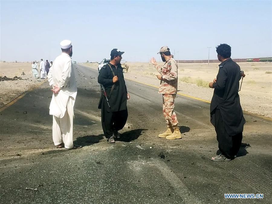 Security personnel inspect the site of a suicide blast in Pakistan\'s southwestern Balochistan province on Aug. 11, 2018. A suicide attack injured six people including three Chinese workers here on Saturday, the Chinese Embassy to Pakistan said. (Xinhua/Stringer)