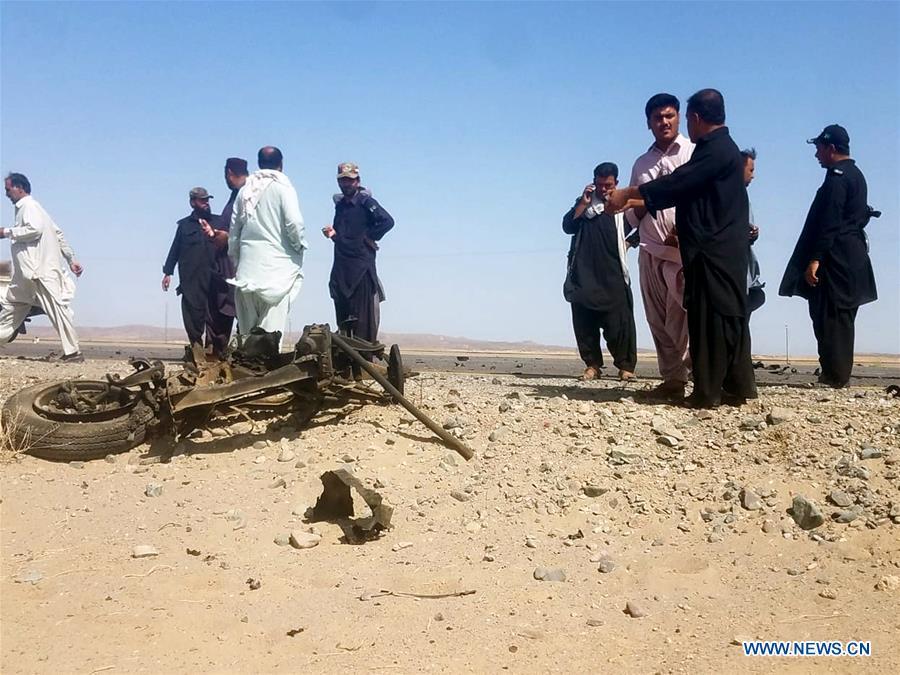 Security personnel inspect the site of a suicide blast in Pakistan\'s southwestern Balochistan province on Aug. 11, 2018. A suicide attack injured six people including three Chinese workers here on Saturday, the Chinese Embassy to Pakistan said. (Xinhua/Stringer)