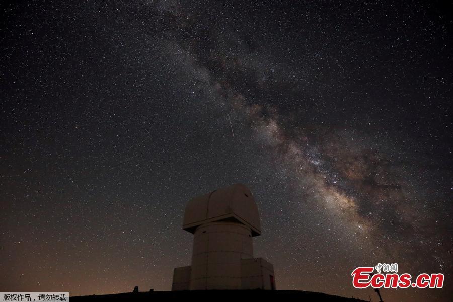 A meteor streaks past stars and the Milky Way in the night sky over the Helmos Observatory during the Perseids meteor shower, on mount Helmos near the city of Kalavrita, Greece, August 12, 2018. (Photo/Agencies)