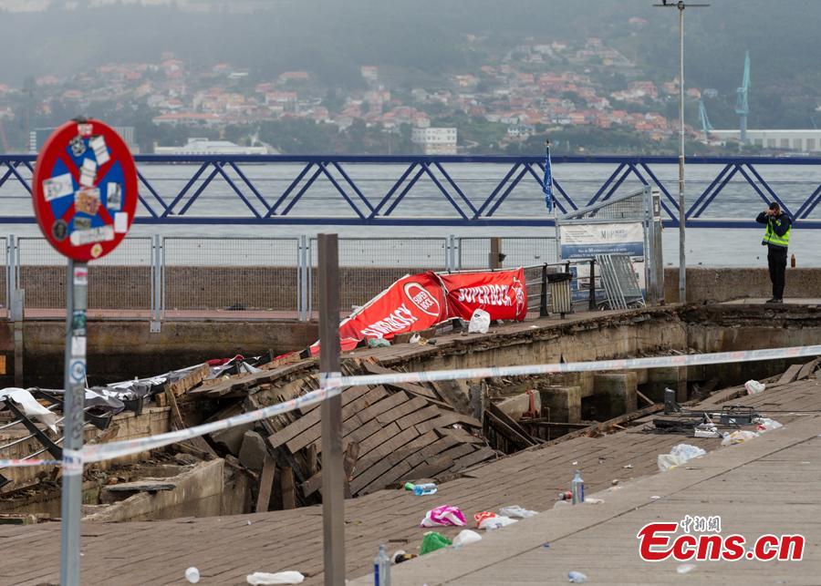 A police investigator inspects the seafront platform in Vigo on August 13, 2018 after a section of a wooden promenade suddenly collapsed with people watching a rap artist just before midnight on Sunday. More than 300 people were injured, including nine seriously, the regional government of Galicia said in a statement. (Photo/Agencies)