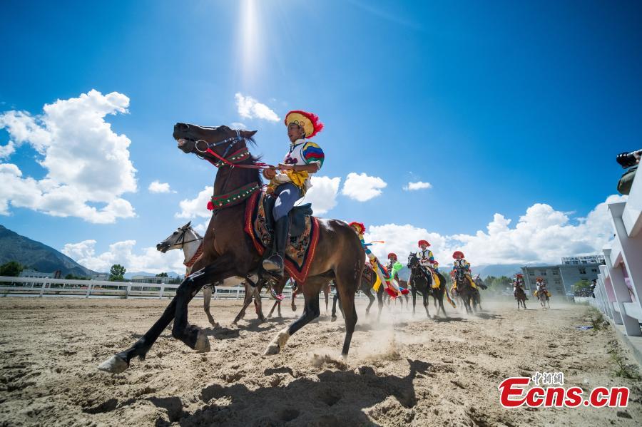An equestrian puts on a display of traditional horsemanship skills during the Shoton Festival, commonly known as the Yogurt Festival, in Lhasa, Southwest China’s Tibet Autonomous Region, Aug. 13, 2018. Equestrians performed ten kinds of stunts while riding a horse, including archery and toasting. (Photo: China News Service/He Penglei)