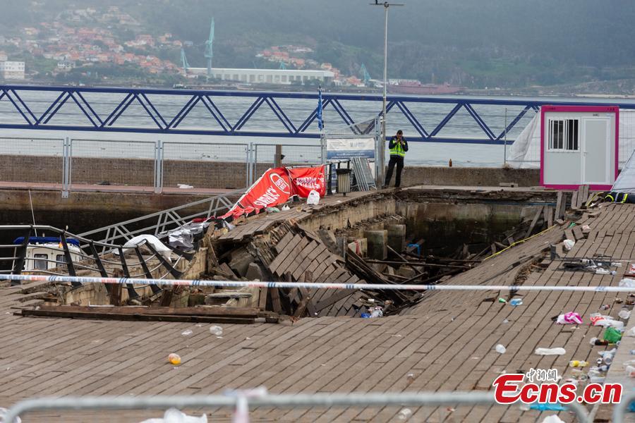 A police investigator inspects the seafront platform in Vigo on August 13, 2018 after a section of a wooden promenade suddenly collapsed with people watching a rap artist just before midnight on Sunday. More than 300 people were injured, including nine seriously, the regional government of Galicia said in a statement. (Photo/Agencies)