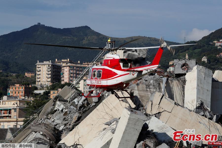 Firefighters and rescue workers deploy a ladder at the collapsed Morandi Bridge in the port city of Genoa, Italy August 14, 2018. The bridge connects the highway A10 to the western part of the city, near a populous neighborhood called Sampierdarena. At least 26 people were killed in the accident. (Photo/Agencies)