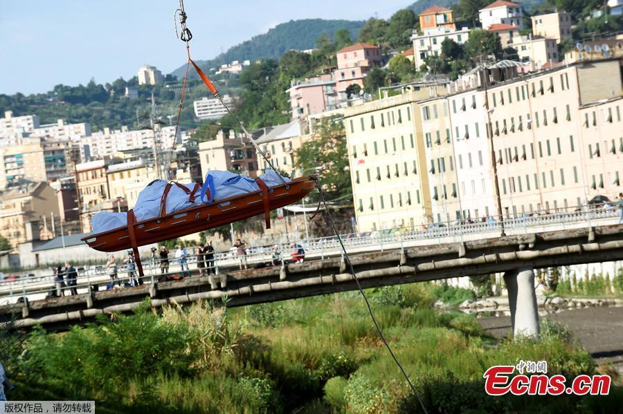 Rescue workers recover a body at the site of the collapsed Morandi Bridge in the port city of Genoa, Italy August 14, 2018. The bridge connects the highway A10 to the western part of the city, near a populous neighborhood called Sampierdarena. At least 26 people were killed in the accident. (Photo/Agencies)
