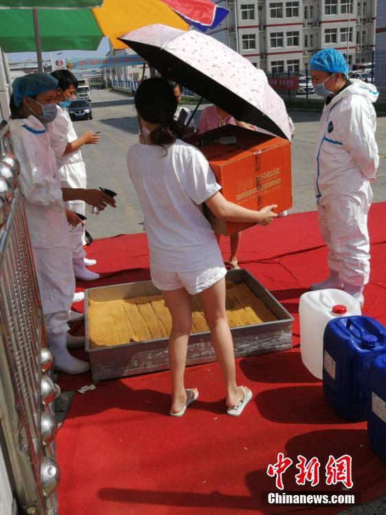Disinfection measures are taken at a plant of Shuanghui Group, China\'s largest pork producer and processor, in Zhengzhou City, Central China’s Henan Province, Aug. 17, 2018. Shuanghui’s plant reported an outbreak of African swine fever among 30 of 260 pigs bought from a market in Heilongjiang Province. The slaughterhouse is now closed for six weeks. (Photo: China News Service/Liu Peng)