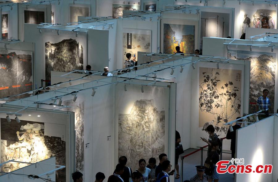 An exhibition of traditional Chinese paintings on Maritime Silk Road is held in Fuzhou, East China\'s Fujian Province on Aug. 17, 2018. The exhibit, covering about 5,000 square meters, includes more than 300 art works. (Photo: China News Service/Zhang Bin)