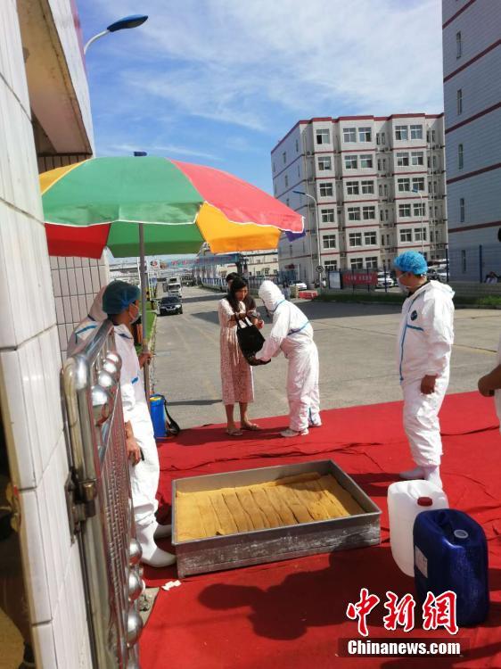 A worker is disinfected at the entrance to a plant of Shuanghui Group, China\'s largest pork producer and processor, in Zhengzhou City, Central China’s Henan Province, Aug. 17, 2018. Shuanghui’s plant reported an outbreak of African swine fever among 30 of 260 pigs bought from a market in Heilongjiang Province. The slaughterhouse is now closed for six weeks. (Photo: China News Service/Liu Peng)