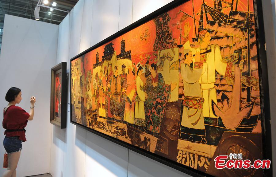 An exhibition of traditional Chinese paintings on Maritime Silk Road is held in Fuzhou, East China\'s Fujian Province on Aug. 17, 2018. The exhibit, covering about 5,000 square meters, includes more than 300 art works. (Photo: China News Service/Zhang Bin)