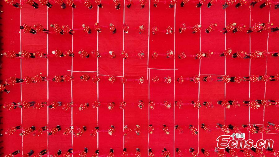Some 101 couples attend a golden wedding anniversary celebration on Laojun Mountain in Luanchuan County, Central China’s Henan Province, Aug. 16, 2018, in the run up to Qixi Festival, known as China’s Valentine\'s Day. Falling on the seventh day of the seventh lunar month on the Chinese calendar - Aug. 17, this year - the festival celebrates the annual meeting of the cowherd and weaver girl in Chinese mythology. (Photo: China News Service/Wang Zhongju)