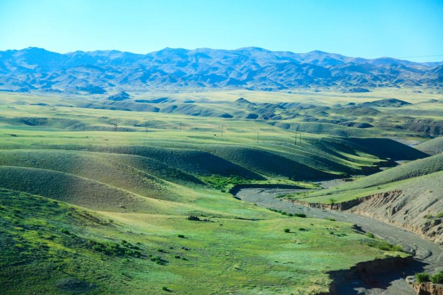 Scenery along the Tacheng section of S318 provincial road in the Xinjiang Uygur autonomous region. (Photo/chinadaily.com.cn)