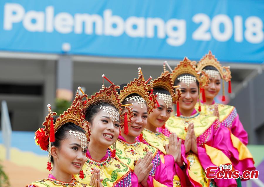 Indonesian girls don traditional costumes to attend flag-raising ceremonies at the Asian Games Village ahead of the 18th Asian Games in Jakarta, Indonesia, on Aug. 16, 2018. (Photo: China News Service/Liu Guanguan)