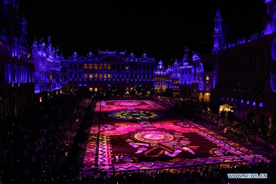 Photo taken on Aug. 16, 2018 shows the night view of a carpet of more than 500,000 flowers at the Grand Place in Brussels, Belgium. A carpet of over 500,000 flowers was unrolled Thursday at central Brussels\' Grand Place. The carpet, measuring 75 meters by 24 meters, is mainly composed of begonias and dahlias. It took some 100 volunteers about eight hours to assemble the giant floral puzzle. (Xinhua/Wang Xiaojun)