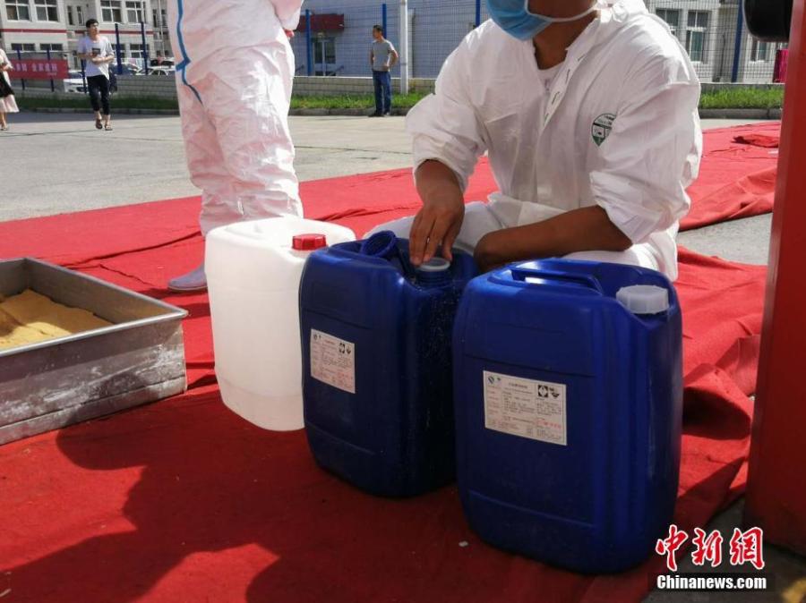 Disinfection measures are taken at a plant of Shuanghui Group, China\'s largest pork producer and processor, in Zhengzhou City, Central China’s Henan Province, Aug. 17, 2018. Shuanghui’s plant reported an outbreak of African swine fever among 30 of 260 pigs bought from a market in Heilongjiang Province. The slaughterhouse is now closed for six weeks. (Photo: China News Service/Liu Peng)