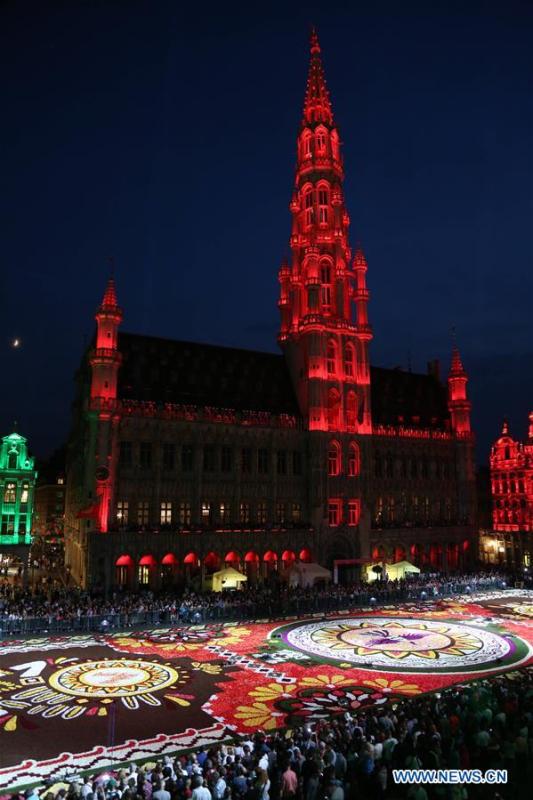 Photo taken on Aug. 16, 2018 shows the night view of a carpet of more than 500,000 flowers at the Grand Place in Brussels, Belgium. A carpet of over 500,000 flowers was unrolled Thursday at central Brussels\' Grand Place. The carpet, measuring 75 meters by 24 meters, is mainly composed of begonias and dahlias. It took some 100 volunteers about eight hours to assemble the giant floral puzzle. (Xinhua/Wang Xiaojun)