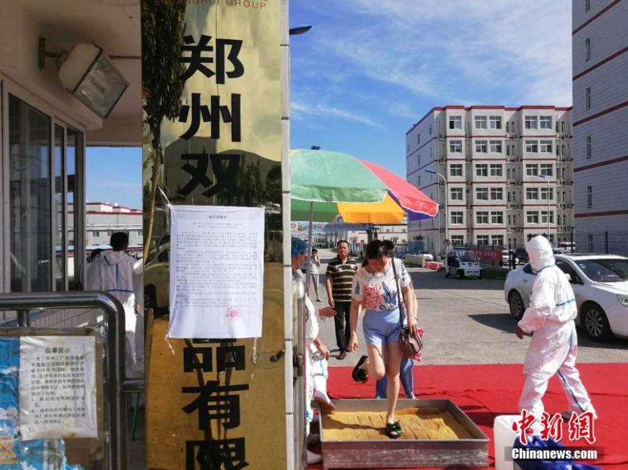 A worker is disinfected at the entrance to a plant of Shuanghui Group, China\'s largest pork producer and processor, in Zhengzhou City, Central China’s Henan Province, Aug. 17, 2018. Shuanghui’s plant reported an outbreak of African swine fever among 30 of 260 pigs bought from a market in Heilongjiang Province. The slaughterhouse is now closed for six weeks. (Photo: China News Service/Liu Peng)