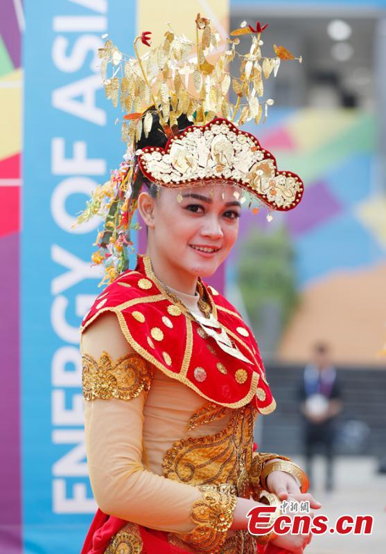 An Indonesian girl dons traditional costumes to attend flag-raising ceremonies at the Asian Games Village ahead of the 18th Asian Games in Jakarta, Indonesia, on Aug. 16, 2018. (Photo: China News Service/Liu Guanguan)