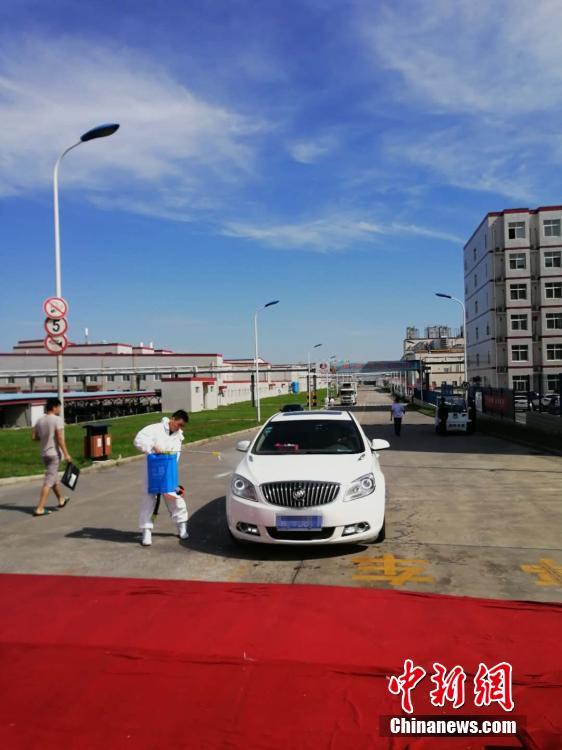A car is disinfected after leaving a plant of Shuanghui Group, China\'s largest pork producer and processor, in Zhengzhou City, Central China’s Henan Province, Aug. 17, 2018. Shuanghui’s plant reported an outbreak of African swine fever among 30 of 260 pigs bought from a market in Heilongjiang Province. The slaughterhouse is now closed for six weeks. (Photo: China News Service/Liu Peng)