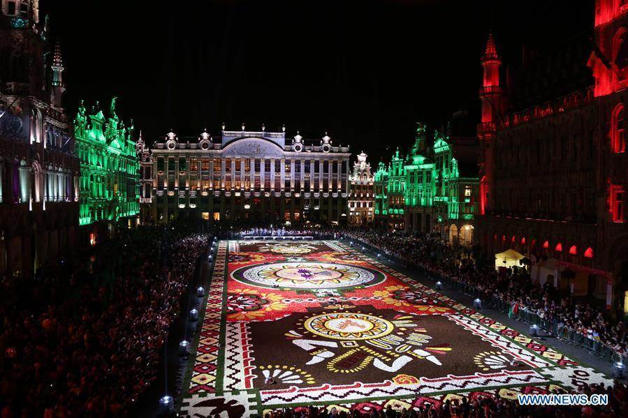 Photo taken on Aug. 16, 2018 shows the night view of a carpet of more than 500,000 flowers at the Grand Place in Brussels, Belgium. A carpet of over 500,000 flowers was unrolled Thursday at central Brussels\' Grand Place. The carpet, measuring 75 meters by 24 meters, is mainly composed of begonias and dahlias. It took some 100 volunteers about eight hours to assemble the giant floral puzzle. (Xinhua/Wang Xiaojun)
