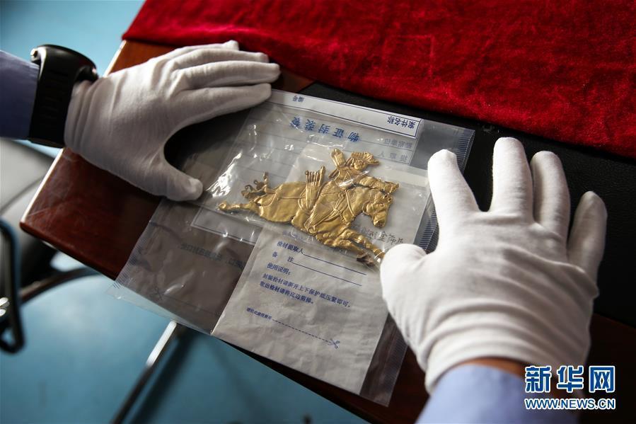 A total of 26 suspects have been arrested and more than 600 cultural relics retrieved in a major tomb robbery case which involves stolen items dating back to as early as the seventh century. The suspects are believed to have involved in the illegal excavation of tombs in Dulan, a county in Northwest China\'s Qinghai province, and activities such as the brokerage and sales of stolen goods, the Ministry of Public Security said Sunday. Among the 646 retrieved items, 16 are classified as national grade-one cultural relics. Experts believe that many of the items are of tremendous historical value as they show cultural exchanges and interactions between the East and the West during the early Tang Dynasty (618-907).(Photo/Xinhua)