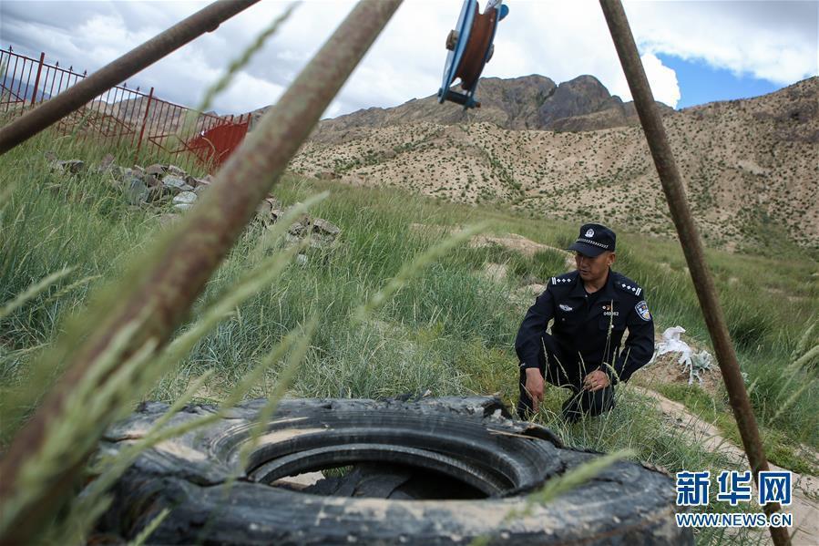 A total of 26 suspects have been arrested and more than 600 cultural relics retrieved in a major tomb robbery case which involves stolen items dating back to as early as the seventh century. The suspects are believed to have involved in the illegal excavation of tombs in Dulan, a county in Northwest China\'s Qinghai province, and activities such as the brokerage and sales of stolen goods, the Ministry of Public Security said Sunday. Among the 646 retrieved items, 16 are classified as national grade-one cultural relics. Experts believe that many of the items are of tremendous historical value as they show cultural exchanges and interactions between the East and the West during the early Tang Dynasty (618-907).(Photo/Xinhua)