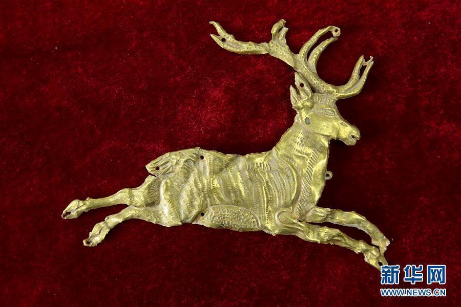 A total of 26 suspects have been arrested and more than 600 cultural relics retrieved in a major tomb robbery case which involves stolen items dating back to as early as the seventh century. The suspects are believed to have involved in the illegal excavation of tombs in Dulan, a county in Northwest China\'s Qinghai province, and activities such as the brokerage and sales of stolen goods, the Ministry of Public Security said Sunday. Among the 646 retrieved items, 16 are classified as national grade-one cultural relics. Experts believe that many of the items are of tremendous historical value as they show cultural exchanges and interactions between the East and the West during the early Tang Dynasty (618-907).(Photo/Xinhua)