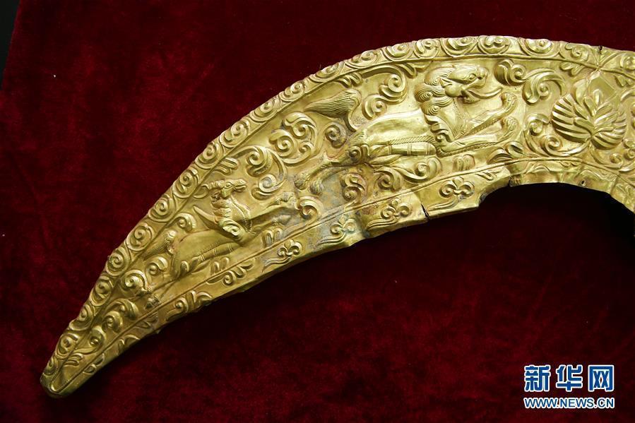A total of 26 suspects have been arrested and more than 600 cultural relics retrieved in a major tomb robbery case which involves stolen items dating back to as early as the seventh century. The suspects are believed to have involved in the illegal excavation of tombs in Dulan, a county in Northwest China\'s Qinghai province, and activities such as the brokerage and sales of stolen goods, the Ministry of Public Security said Sunday. Among the 646 retrieved items, 16 are classified as national grade-one cultural relics. Experts believe that many of the items are of tremendous historical value as they show cultural exchanges and interactions between the East and the West during the early Tang Dynasty (618-907).(Photo/Xinhua)