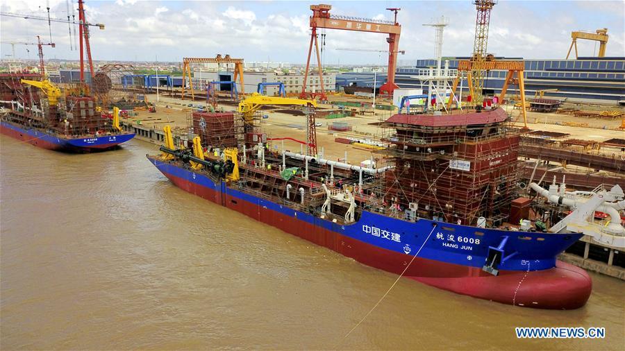 Photo taken on Aug. 19, 2018 shows dredging vessels in Qidong, east China\'s Jiangsu Province. Two dredging vessels lauched recently. The 108.5-meter-long vessel can dig as deep as 30 meters under the sea floor and store 6,500 cubic meters of silt. (Xinhua/Xu Congjun)