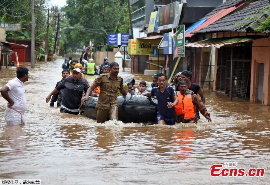Rescuers evacuate people from a flooded area to a safer place in Aluva in the southern state of Kerala, India, August 18, 2018. Incessant downpours since Aug. 8 have caused the worst floods in a century in the southwestern state, and close to 200 people have perished in the rising waters and landslides. (Photo/Agencies)