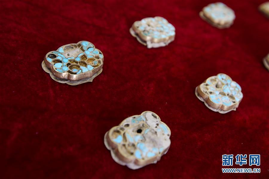 A total of 26 suspects have been arrested and more than 600 cultural relics retrieved in a major tomb robbery case which involves stolen items dating back to as early as the seventh century. The suspects are believed to have involved in the illegal excavation of tombs in Dulan, a county in Northwest China\'s Qinghai province, and activities such as the brokerage and sales of stolen goods, the Ministry of Public Security said Sunday. Among the 646 retrieved items, 16 are classified as national grade-one cultural relics. Experts believe that many of the items are of tremendous historical value as they show cultural exchanges and interactions between the East and the West during the early Tang Dynasty (618-907).(Photo/Xinhua)