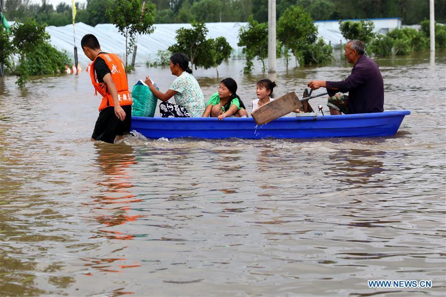Rescuers transfer the flood-stranded people in Huaibei City, east China\'s Anhui Province, Aug. 19, 2018. Typhoon Rumbia has brought heavy rain to Huaibei and some places in Huaibei were inundated by flood. (Xinhua/Wan Shanchao)