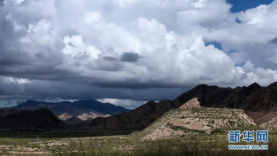 A total of 26 suspects have been arrested and more than 600 cultural relics retrieved in a major tomb robbery case which involves stolen items dating back to as early as the seventh century. The suspects are believed to have involved in the illegal excavation of tombs in Dulan, a county in Northwest China\'s Qinghai province, and activities such as the brokerage and sales of stolen goods, the Ministry of Public Security said Sunday. Among the 646 retrieved items, 16 are classified as national grade-one cultural relics. Experts believe that many of the items are of tremendous historical value as they show cultural exchanges and interactions between the East and the West during the early Tang Dynasty (618-907).(Photo/Xinhua)