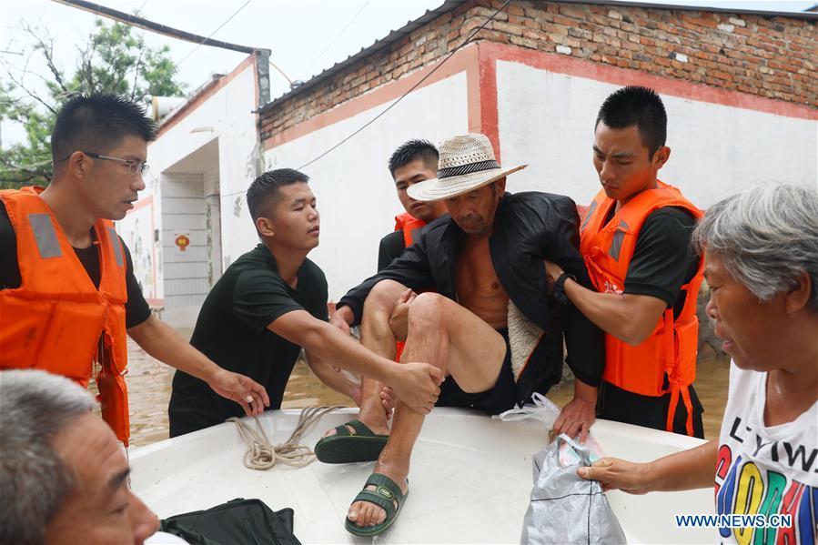 Rescuers transfer the flood-stranded people in Huaibei City, east China\'s Anhui Province, Aug. 19, 2018. Typhoon Rumbia has brought heavy rain to Huaibei and some places in Huaibei were inundated by flood. (Xinhua/Wan Shanchao)