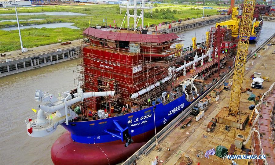 Photo taken on Aug. 19, 2018 shows the dredging vessel in Qidong, east China\'s Jiangsu Province. Two dredging vessels lauched recently. The 108.5-meter-long vessel can dig as deep as 30 meters under the sea floor and store 6,500 cubic meters of silt. (Xinhua/Xu Congjun)