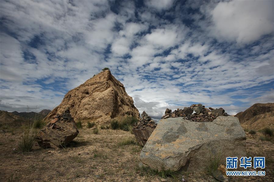 A total of 26 suspects have been arrested and more than 600 cultural relics retrieved in a major tomb robbery case which involves stolen items dating back to as early as the seventh century. The suspects are believed to have involved in the illegal excavation of tombs in Dulan, a county in Northwest China\'s Qinghai province, and activities such as the brokerage and sales of stolen goods, the Ministry of Public Security said Sunday. Among the 646 retrieved items, 16 are classified as national grade-one cultural relics. Experts believe that many of the items are of tremendous historical value as they show cultural exchanges and interactions between the East and the West during the early Tang Dynasty (618-907).(Photo/Xinhua)