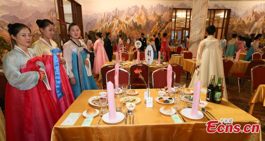 Women wearing traditional Korean \'hanbok\' dresses prepare a dinner for separated families in Mount Kumgang in the southeast of the Democratic People\'s Republic of Korea on Aug. 20, 2018.(Photo provided to China News Service)