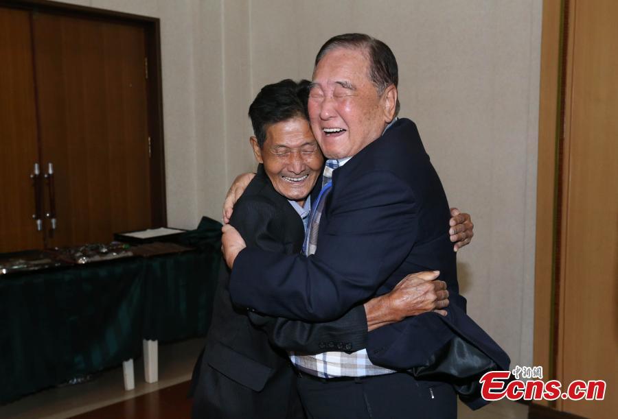 Members of separated families reunite in Mount Kumgang in the southeast of the Democratic People\'s Republic of Korea on Aug. 20, 2018. (Photo provided to China News Service)