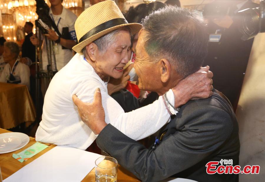 Members of separated families reunite in Mount Kumgang in the southeast of the Democratic People\'s Republic of Korea on Aug. 20, 2018. (Photo provided to China News Service)