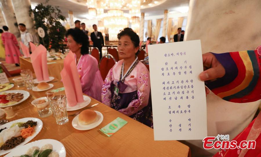 Women wearing traditional Korean \'hanbok\' dresses prepare a dinner for separated families in Mount Kumgang in the southeast of the Democratic People\'s Republic of Korea on Aug. 20, 2018.(Photo provided to China News Service)