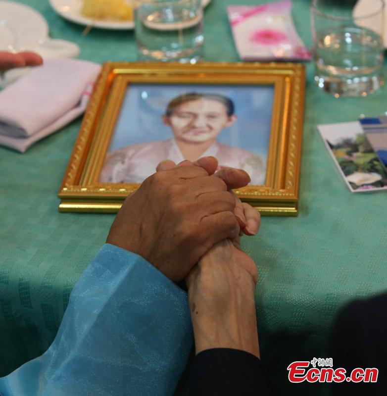 Members of separated families reunite in Mount Kumgang in the southeast of the Democratic People\'s Republic of Korea on Aug. 20, 2018. (Photo provided to China News Service)