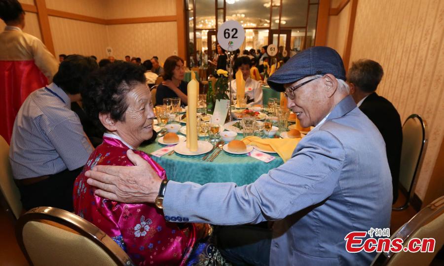 Members of separated families reunite in Mount Kumgang in the southeast of the Democratic People\'s Republic of Korea on Aug. 20, 2018. Families of South Korea and the Democratic People\'s Republic of Korea (DPRK), separated by the 1950-53 Korean War, finally reunited in tears and joy as they had never seen each other for decades until Monday when the rare reunions were held in Mount Kumgang in southeast DPRK. (Photo provided to China News Service)