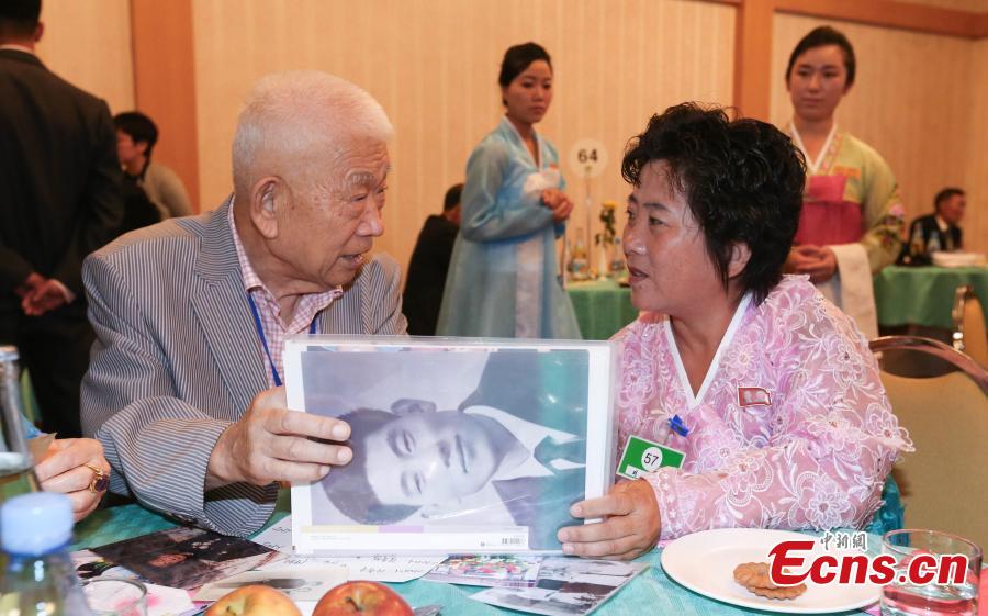 Members of separated families reunite in Mount Kumgang in the southeast of the Democratic People\'s Republic of Korea on Aug. 20, 2018. (Photo provided to China News Service)