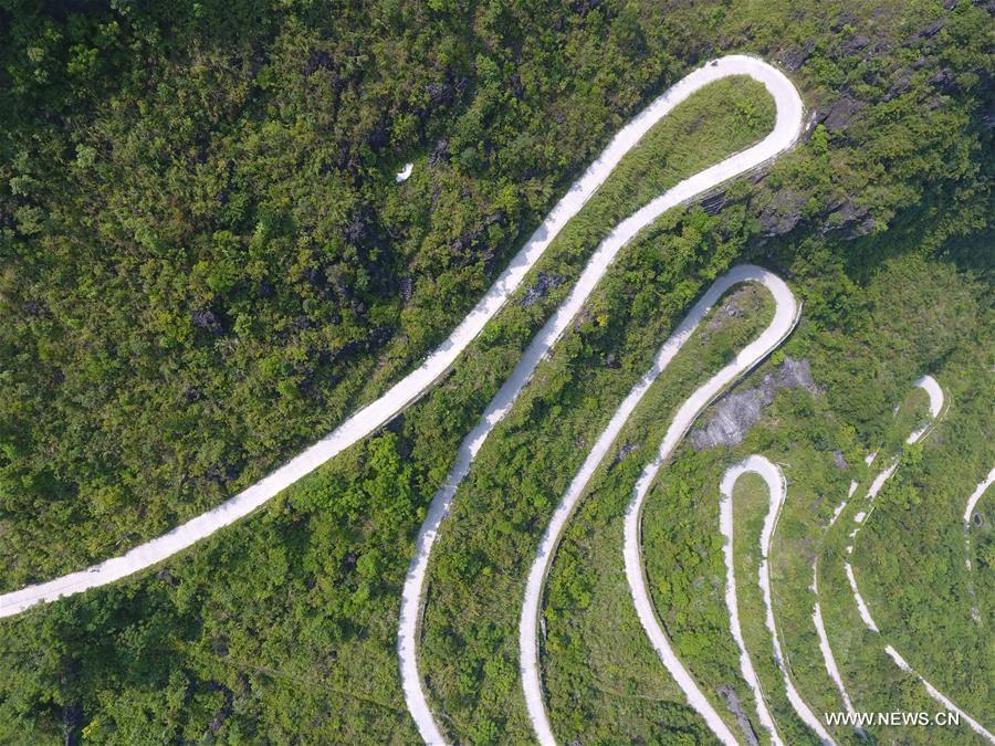 Photo taken on Nov 1, 2017, shows a road in Sanli township of Shanglin county, South China\'s Guangxi Zhuang autonomous region. By the end of 2017, the mileage of rural road reached 98,373 kilometers in Guangxi. (Photo/Xinhua)