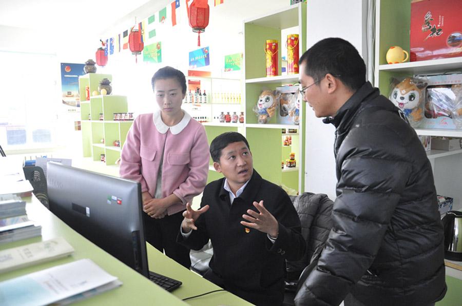 Li Hualiang, Party chief of Machang, a village in the northeastern city of Changchun in Jilin Province, talks with his colleagues. (Photo By Wang Lina/For China Daily)