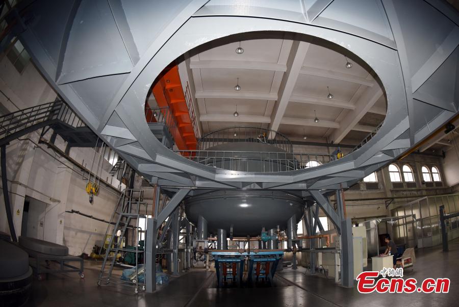 A view of the devices used to make a silicon carbide (SiC) single mirror blank with a diameter of 4.03m at the CAS Changchun Institute of Optics, Fine Mechanics and Physics in Changchun City, Northeast China’s Jilin Province, Aug. 21, 2018. The mirror blank is a vital component for creating a large-scale telescope, and the bigger it is the more capable it is of detecting visible light bands. (Photo: China News Service/Sun Zifa)