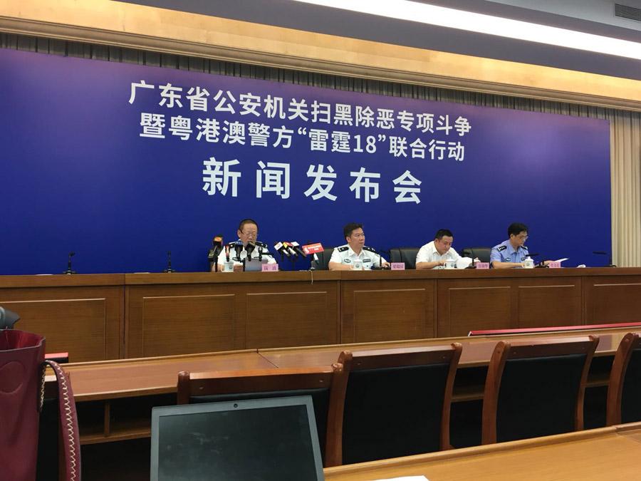 Police officers are present at a news conference in Guangzhou, capital of South China\'s Guangdong province, on Aug 23, 2018. (Photo provided to chinadaily.com.cn)
Security authorities in southern China’s Guangdong province have reiterated their zero tolerance policy for secret societies and violent gangs who threaten lives and property in rural areas.
The province will redouble its efforts to clamp down on organized crime and launch more targeted campaigns in the coming months, said Liang Ruiguo, political commissar of the Guangdong Department of Public Security’s Criminal Investigation Bureau.
