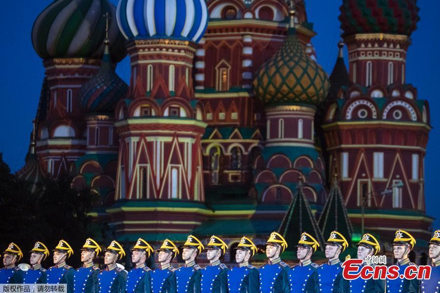 Members of the Russian Honor Guard of the Presidential Regiment perform during a rehearsal of the Spasskaya Tower international military music festival in Red Square, in Moscow, Russia, Aug. 23, 2018, with the Saint Basil\'s Cathedral in the background. (Photo/Agencies)