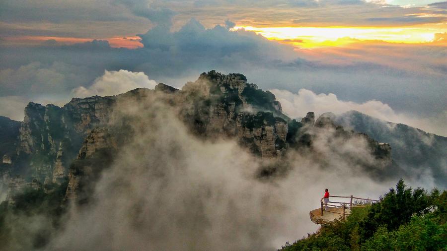 The beautiful autumn heights on Baishi Mountain. (Photo by Deng Zhong and Meng Haiying/chinadaily.com.cn)
Baishi Mountain, a national tourist spot in Baoding of North China\'s Hebei Province, is famous for its sunrise and sunset views among a sea of clouds.
In recent days, photographers have captured some stunning scenery on the mountain as it enters the season of autumn.