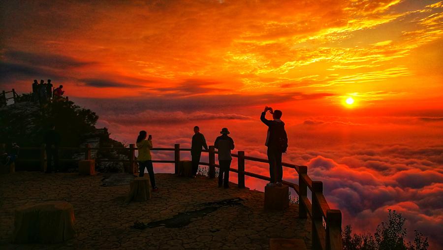 The beautiful autumn heights on Baishi Mountain. (Photo by Deng Zhong and Meng Haiying/chinadaily.com.cn)